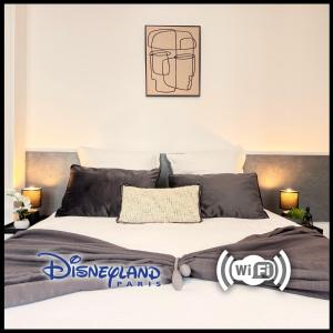 a bedroom with a bed with a painting on the wall at Studio Sena - Disney - Meaux City Center - Paris in Meaux
