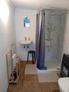 Ένα μπάνιο στο New apartments "Sea view" with kitchen and private bathroom +52 φωτογραφίες