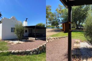 にあるBezalel Estate Country Houseの家の横の柱に立てられた鳥小屋