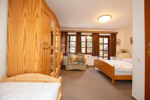 Resort U Jelena في كريفوكلات: غرفة نوم بها سريرين وكرسي +79 صورة