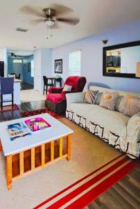 リバービューにあるChristy's Home Sweet Homeのソファとコーヒーテーブルのあるリビングルーム +29枚の写真