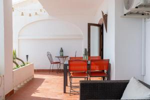 comedor con sillas rojas y mesa en San Juan de Capistrano, 2 bedroom, en Nerja