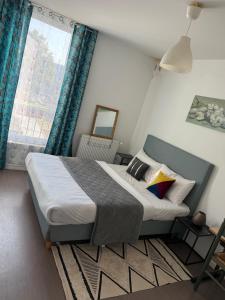 ein Schlafzimmer mit großem Bett und Fenster in der Unterkunft Chambre familiale lumineuse et spacieuse in Lille