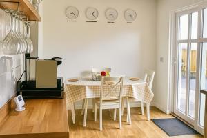 a dining room with a table and chairs at StAndrews- Sleeps4- FamilyFriendly- NewlyRenovated in St. Andrews