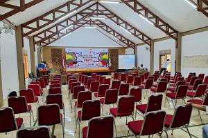 Cette grande chambre est dotée de fauteuils rouges et d'un écran. dans l'établissement Tjapoeng Resort Pancawati, à Ciherangsating