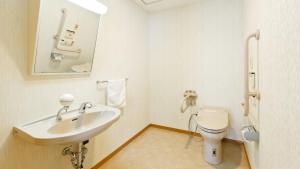 un baño con lavabo e inodoro en LiVEMAX Resort Echigo Yuzawa, en Yuzawa