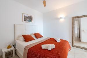1 dormitorio con 1 cama con manta roja y espejo en San Juan de Capistrano, 2 bedroom, en Nerja 35 fotos más