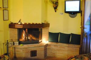 A television and/or entertainment centre at Agriturismo Il Puntoncino