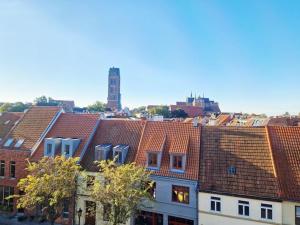 vistas a los tejados de los edificios de una ciudad en Urlaub im Herzen Wismars Dachgeschoss, en Wismar