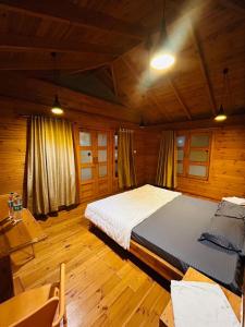 Un pat sau paturi într-o cameră la Nisarg Farm Resort