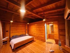 Un pat sau paturi într-o cameră la Nisarg Farm Resort