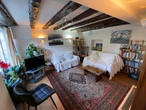 a living room with a couch and a tv at The Barn - Wheatley - Oxford in Wheatley