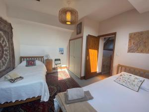 a bedroom with two beds and a table in it at The Barn - Wheatley - Oxford in Wheatley