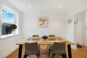 Fotografie z fotogalerie ubytování Trendy 3BR Home in Bedford, Sleeps 5 v destinaci Bedford