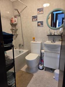 サン・ペドロ・デル・ピナタルにあるCasa Flamingo - Corner house near beach & boulevard with sea & salt lake viewのトイレ、洗面台、鏡のあるバスルーム +34枚の写真