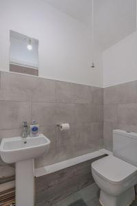 une salle de bain avec des toilettes blanches et un lavabo dans l'établissement Contractor Stay, Discounts, Free Parking, Local Shops, à Wyken