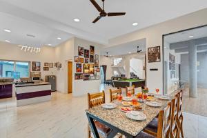 Η κουζίνα ή μικρή κουζίνα στο Quarts by Pine Stays, Lonavala