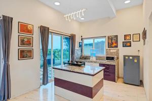 Η κουζίνα ή μικρή κουζίνα στο Quarts by Pine Stays, Lonavala +5 φωτογραφίες