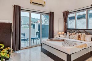 Ένα ή περισσότερα κρεβάτια σε δωμάτιο στο Quarts by Pine Stays, Lonavala