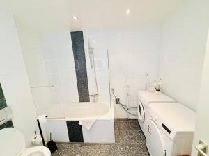 Un baño blanco con inodoro y lavabo. en Ferienwohnung Hecker, en Rastatt 12 fotos más