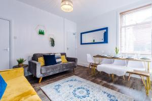 Et opholdsområde på Spacious 4BR Home with 3 Baths, Manchester Stay