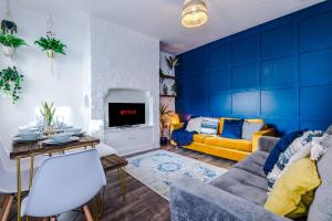 Et opholdsområde på Spacious 4BR Home with 3 Baths, Manchester Stay