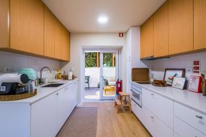 Nhà bếp/bếp nhỏ tại 2BR Private Pool House Near Lisbon & Beaches