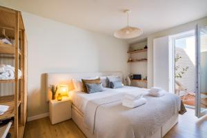 Giường trong phòng chung tại 2BR Private Pool House Near Lisbon & Beaches