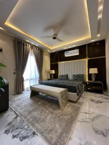 ein Schlafzimmer mit einem großen Bett und einem großen Fenster in der Unterkunft 5 bed room luxury villa in DHA phase 8 in Lahore