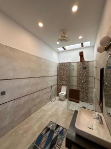 ein Badezimmer mit Waschbecken und Toilette in der Unterkunft 5 bed room luxury villa in DHA phase 8 in Lahore + 52 Fotos