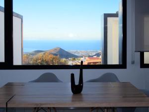 a dining room table with a view of a mountain at Villa Cleo, vistas de ensueño in San Miguel de Abona +56 photos