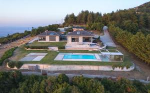KhortiátisにあるSKYLINE VILLA ESTATE The Luxury Mountain Experienceのプール付きの家の航空写真