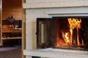 - un four en briques avec une cheminée dans l'établissement Reindeerly Cottage Hosted by Hygge Host, à Rovaniemi