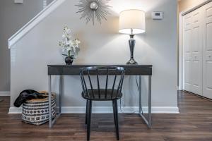 a desk with a lamp and a chair in a room at 29 Middleton Court Cartersville in Cartersville +20 photos