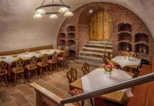 une grande chambre avec des tables et des chaises et un escalier dans l'établissement Gasthaus Krone, à Weingarten (Karlsruhe)