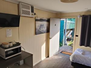 FlowerdaleにあるFlowerdale Hotelの玄関に通じるドア付きの部屋