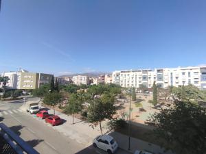 eine Stadtstraße mit auf einem Parkplatz geparkten Autos in der Unterkunft Velez Malaga 2 Dorm 4 Huésped Piscina Parking WiFi in Vélez-Málaga