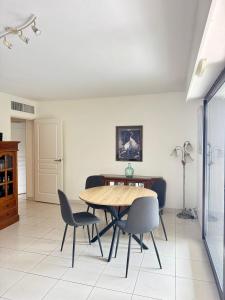 Ruang duduk di Spacious Luxury apt, 12 min walk to Croisette beach and Conf Centre