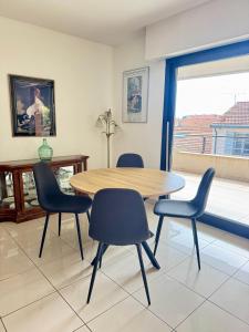 Ruang duduk di Spacious Luxury apt, 12 min walk to Croisette beach and Conf Centre +33 gambar