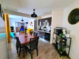 une salle à manger et une cuisine avec une table et une horloge dans l'établissement Loft décoration Seventies, à Elbeuf 26 autres photos