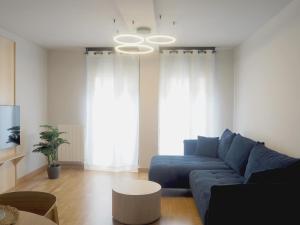 洛格罗尼奥Apartamentos Laurel的客厅里有一张蓝色的沙发和一张桌子