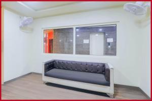ディガにあるHotel S- Swapandeep Residency Digha - Near New Digha Sea Beach - Railway Station 100m- Fully Air Condition Rooms- Restaurant, Parking & Free Wi-Fi- Best Hotel In Dighaの窓付きの客室で、黒いベンチが備わります。