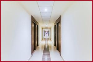 ディガにあるHotel S- Swapandeep Residency Digha - Near New Digha Sea Beach - Railway Station 100m- Fully Air Condition Rooms- Restaurant, Parking & Free Wi-Fi- Best Hotel In Dighaの廊下