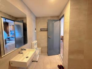 Koupelna v ubytování 2BR with Balcony High Floor, Henna Residence Near LRT Sri Rampai & Wangsa Walk Mall + 30 fotografií