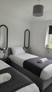 Dos camas una al lado de la otra en un dormitorio. en Hebburn 3 bed House, en South Shields