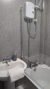 Un baño con ducha, lavabo e inodoro. en Hebburn 3 bed House, en South Shields