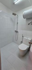 ein weißes Badezimmer mit Dusche und Toilette in der Unterkunft The Hillscape in Darjeeling + 10 Fotos