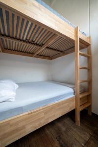 Un par de literas en una habitación en Casa Azul, en Nieuwpoort