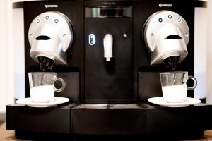 Kemudahan buat kopi dan teh di Inkigo Rooms