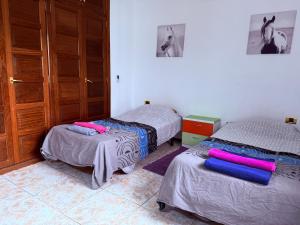 een kamer met 2 aparte bedden en een kast bij Lovely Los Cris Apartment in Los Cristianos